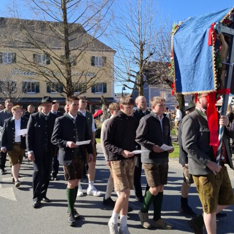 Header-Fluttendorf_Kreuzträger