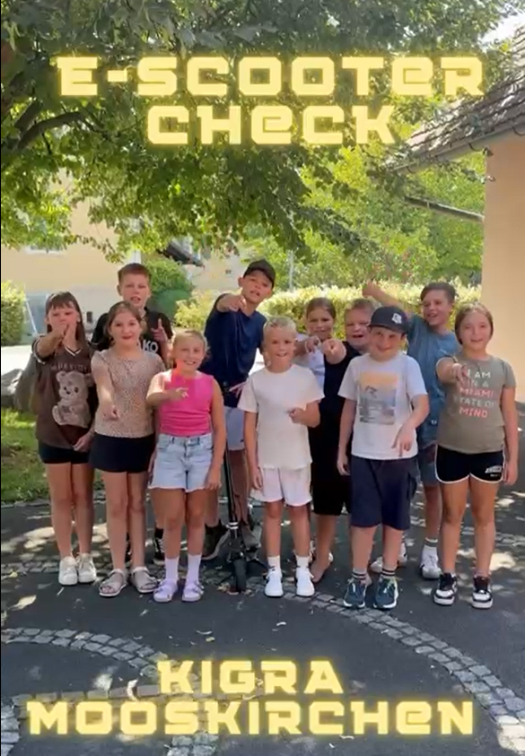 Kinder beim E-Scooter-Check in Mooskirchen, Steiermark, zeigen Daumen hoch.