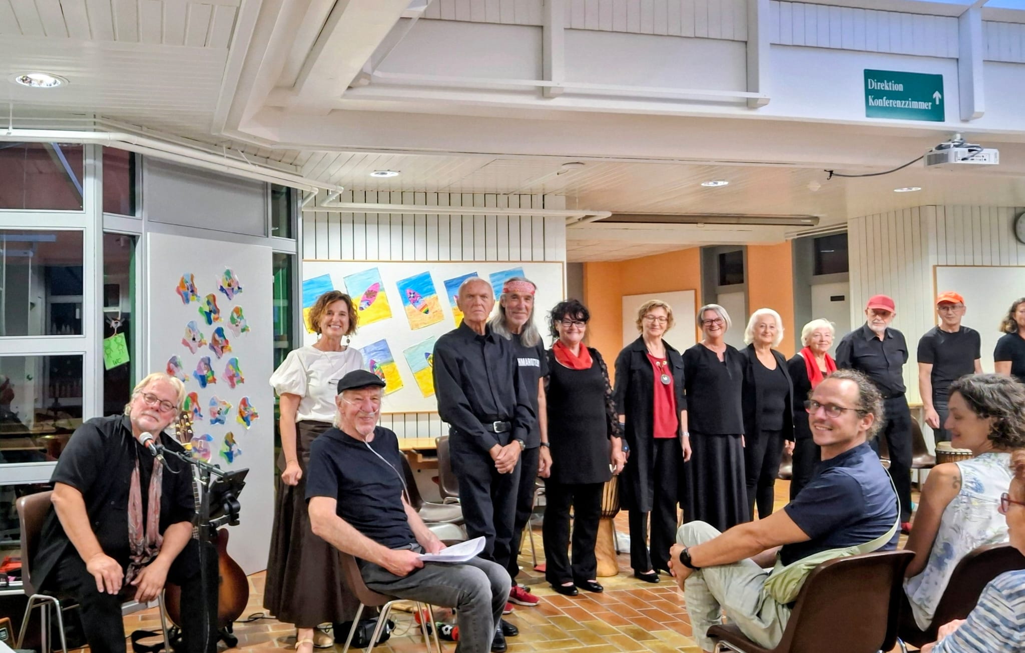 Chor und Musiker im Konferenzzimmer in Österreich bei einer Aufführung.